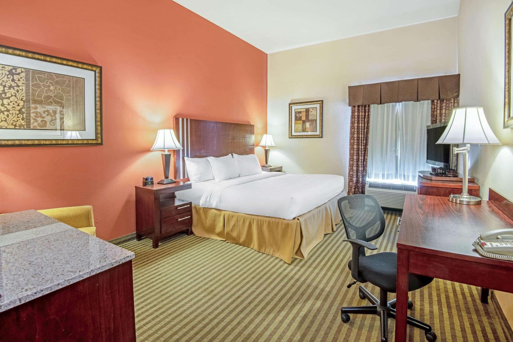 La Quinta By Wyndham Woodward Hotel Exterior photo