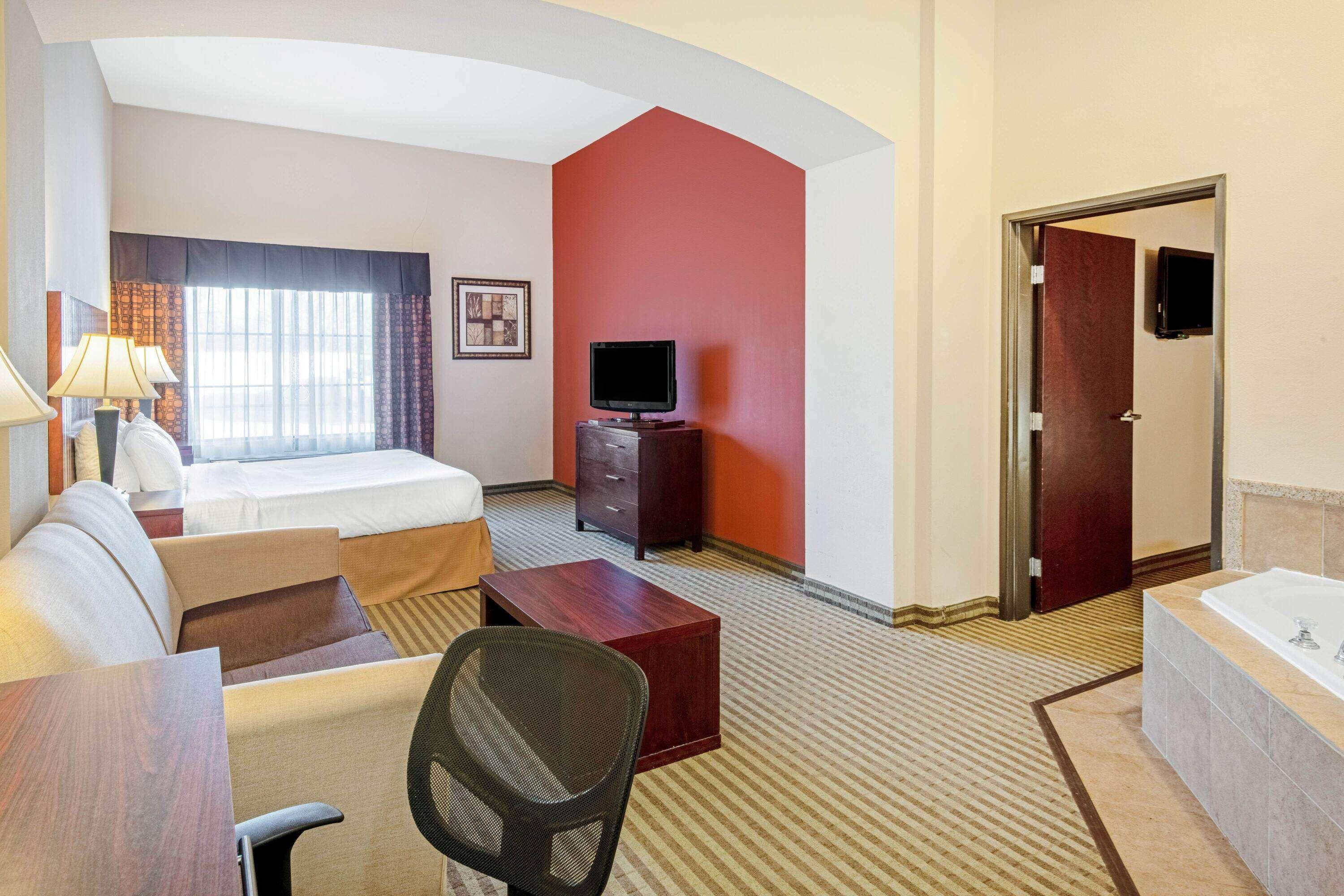 La Quinta By Wyndham Woodward Hotel Exterior photo