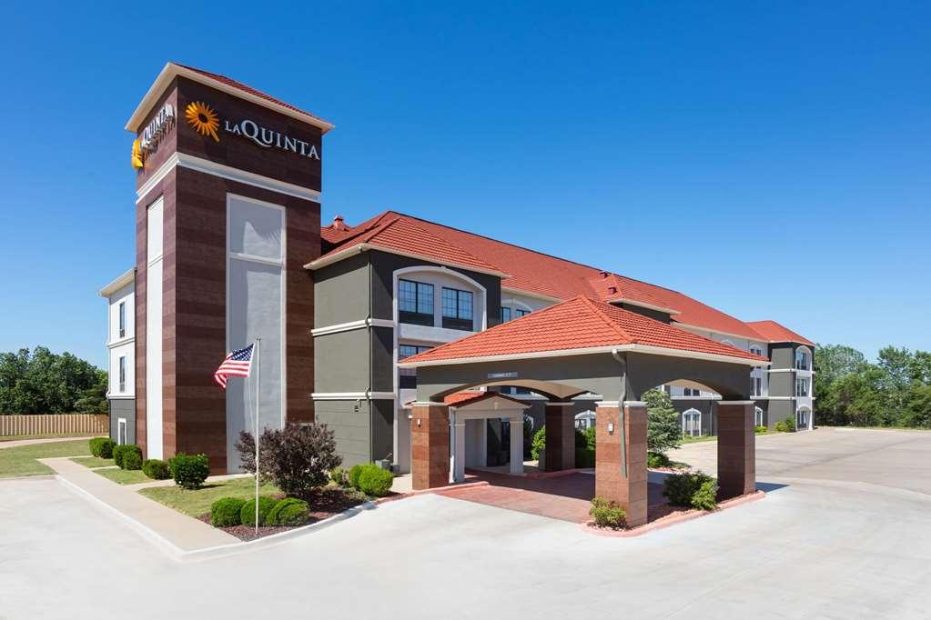 La Quinta By Wyndham Woodward Hotel Exterior photo