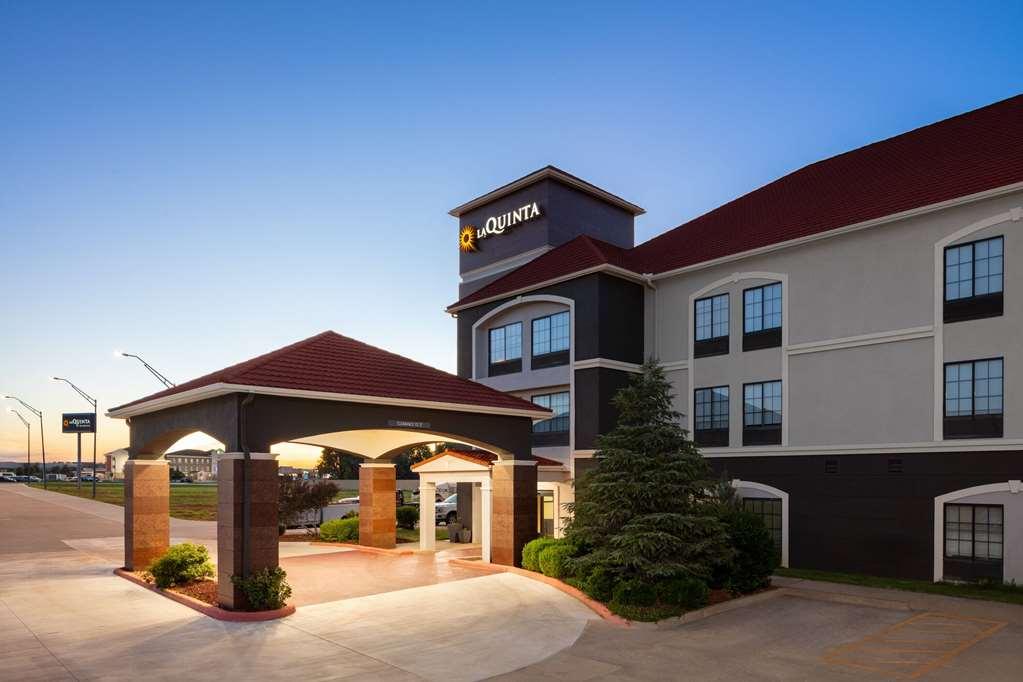 La Quinta By Wyndham Woodward Hotel Exterior photo